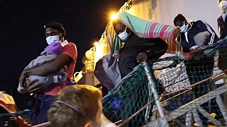 Desembarco de familias rescatadas por MSF en el Mediterráneo.