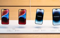 Les iPhone 14 sont exposés dans un Apple Store à Los Angeles, 16 septembre 2022.