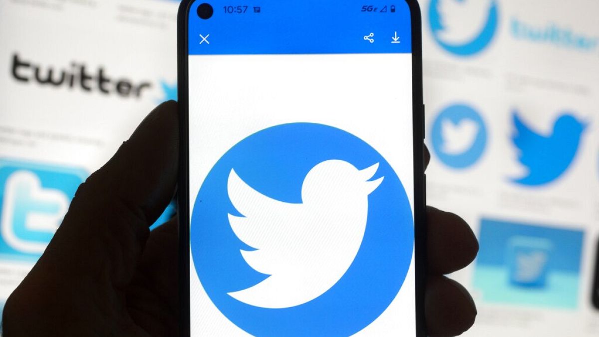 A Twitter-t nyitja meg egy okostelefonon egy férfi