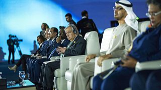Il Segretario Generale dell'Onu, Guterres, mentre ascolta il discorso del presidente egiziano Abdel Fattah el-Sisi. (Sharm el-Sheik, 7.11.2022)