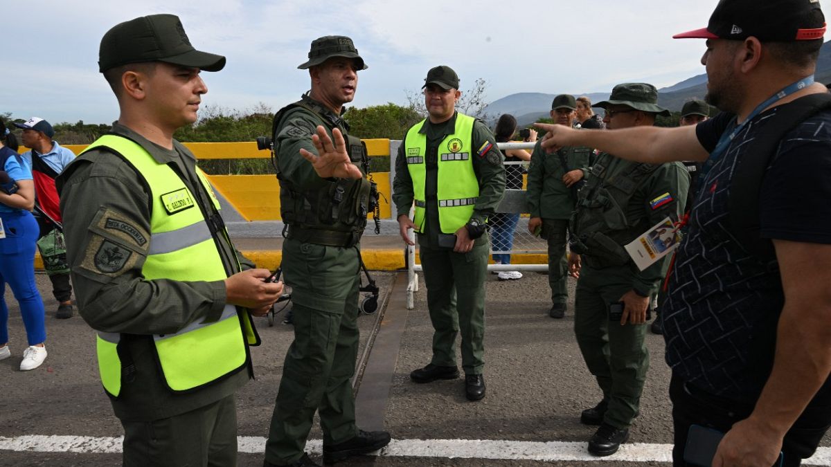 عناصر من القوات المسلحة الفنزويلية عند جسر سيمون بوليفار الدولي في سان أنطونيو ديل تاتشيرا في فنزويلا.