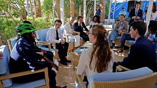 الرئيس الفرنسي إيمانويل ماكرون (الثاني إلى اليسار) يلتقي بالشبان الأفارقة على هامش قمة المناخ في مصر. 2022/11/07