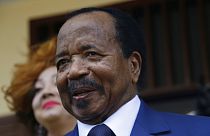 Paul BIya sajtótájékoztatót tart miután leadta szavazatát a 2018-as kameruni elnökválasztáson