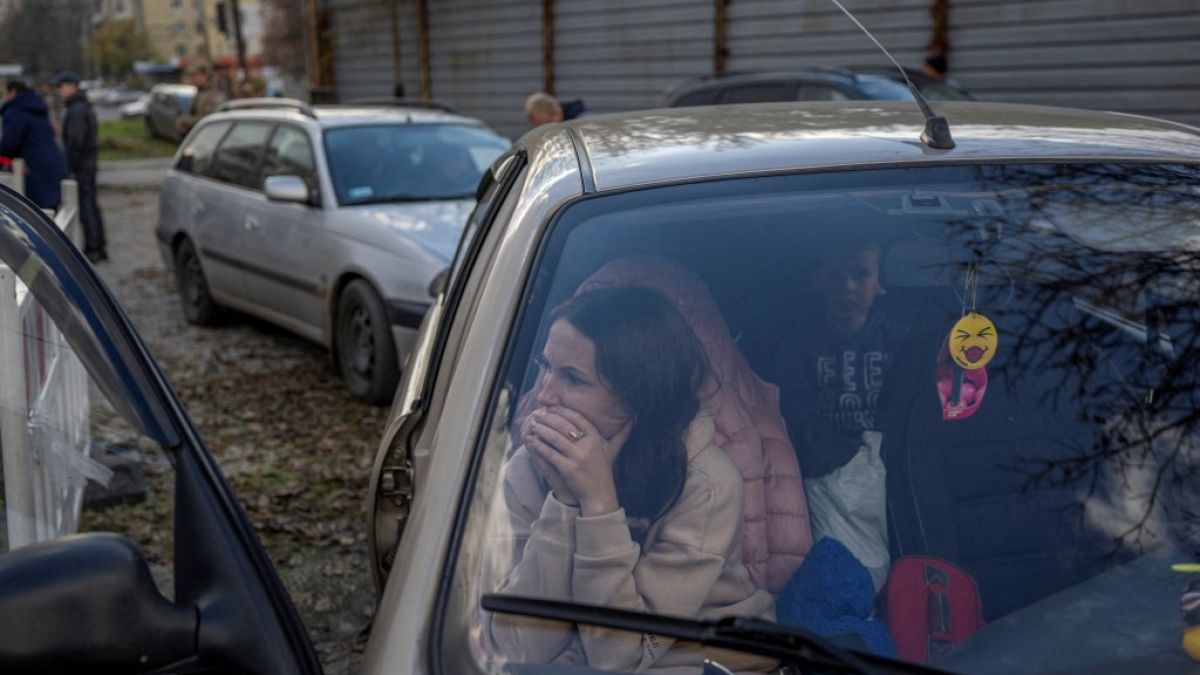 Familie auf der Flucht aus dem von russischen Truppen besetzten Cherson 