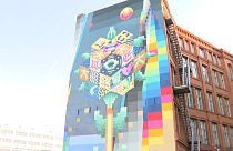 Ein neues Wandbild schmückt eine Hauswand in Berlin-Alt-Treptow. Es ist Teil eines StreetArt-Projekts