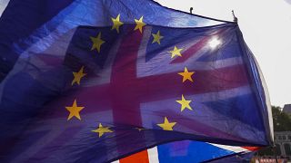 العلم البريطاني يلوح خلف علم الاتحاد الأوروبي