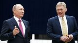 Wladimir Putin mit seinem Sprecher Dmitri Peskow 