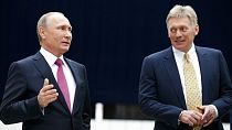 Il presidente russo Vladimit Putin e il portavoce del Cremlino Dimitry Peskov