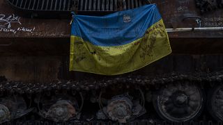 Флаг Украина на трофейном танке в Киеве