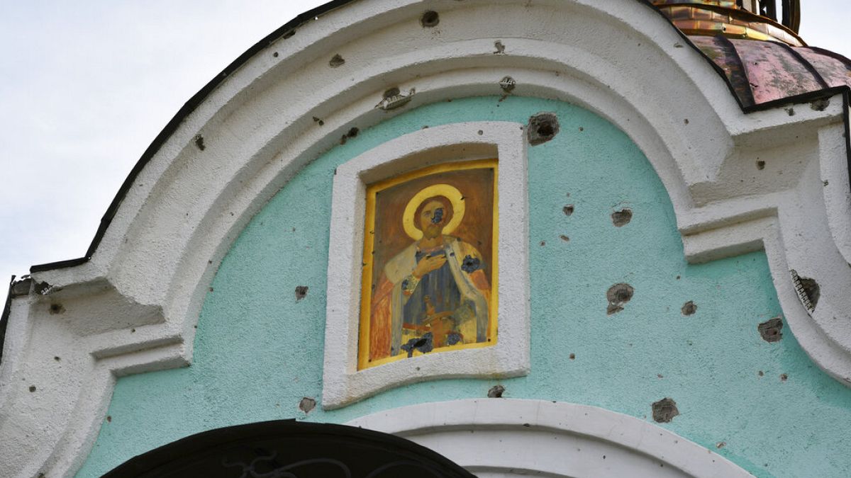 Ortodox ikon egy visszafoglalt kelet-ukrajnai falu templomjának tetején 2022 októberében