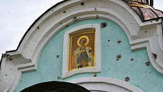 Ortodox ikon egy visszafoglalt kelet-ukrajnai falu templomjának tetején 2022 októberében