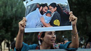 تجمع متظاهرون بالقرب من السفارة البريطانية في العاصمة اللبنانية بيروت للمطالبة بالإفراج عن المعارض السياسي البريطاني المصري علاء عبد الفتاح، في 7 نوفمبر 2022