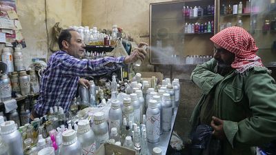 محمّد المصري في متجره المتواضع في أحد أحياء دمشق القديمة