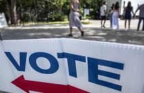 Szavazóhelyiségbe tartanak választók Miamiban
