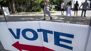 Szavazóhelyiségbe tartanak választók Miamiban