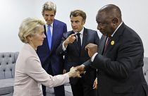 Ursula von der Leyen cumprimenta o presidente da África do Sul, na COP27