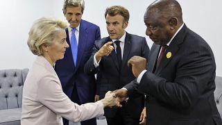 Ursula von der Leyen, John Kerry, Emmanuel Macron et Cyril Ramaphosa lors d'une rencontre en marge du sommet sur le climat COP27 à Charm el-Cheikh, en Égypte.