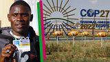 A g. : le jeune activiste ougandais Nyombi Morris à Charm el-Cheikh (06/11/2022) - A dr. : extérieur du lieu de conférence pour la COP27