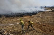 Archives : pompiers luttant contre un incendie vers Tabara dans le nord-ouest de l'Espagne, le 19 juillet 2022