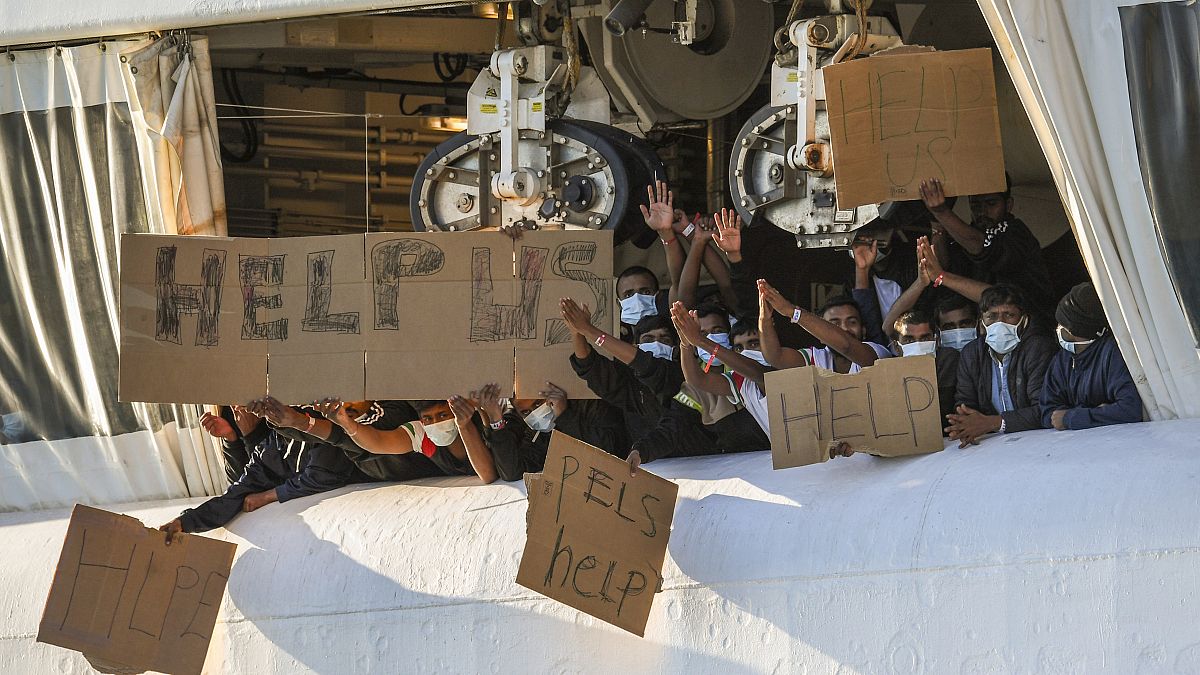 المهاجرون يطالبون السلطات الإيطالية بالسماح لهم بالرسو 
