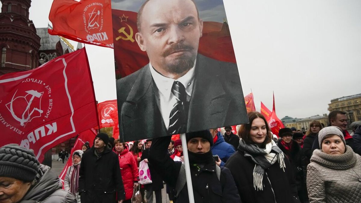 Moskau: Anhänger der Kommunistischen Partei tragen Porträts des Sowjetgründers Wladimir Lenin