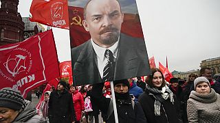 Moskau: Anhänger der Kommunistischen Partei tragen Porträts des Sowjetgründers Wladimir Lenin