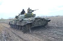 Un tanque ucraniano combate en el frente este, en Ucrania.