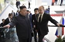 الرئيس الروسي فلاديمير بوتين وزعيم كوريا الشمالية كيم جونغ أون يستقلان المصعد في فلاديفوستوك - روسيا. 2019/04/25