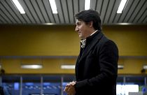 رئيس الوزراء الكندي جاستن ترودو يحيي الركاب في محطة مترو في مونتريال. 2019/10/22