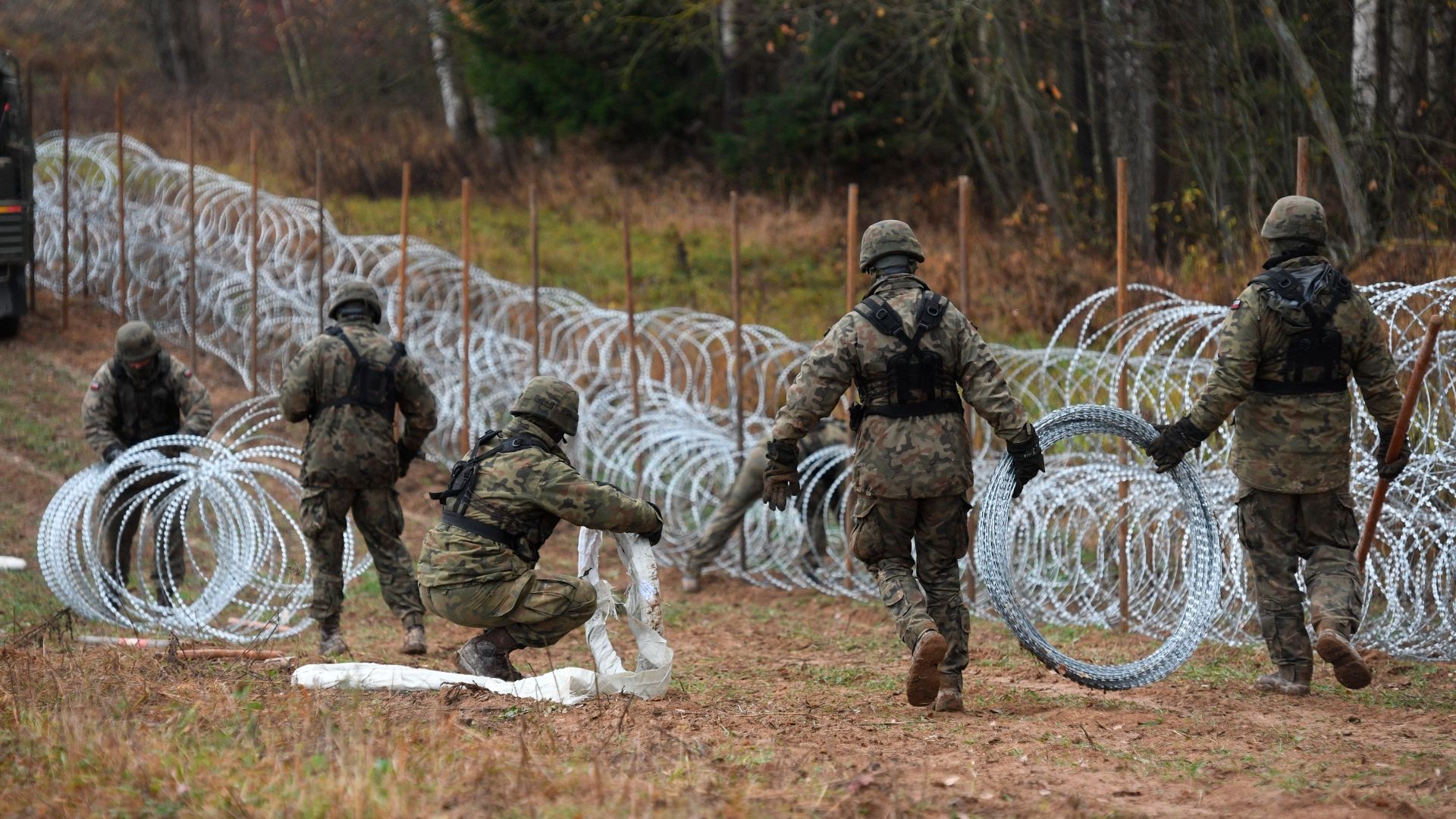 Poland builds razor wire fence along Russian border to stop possible ...