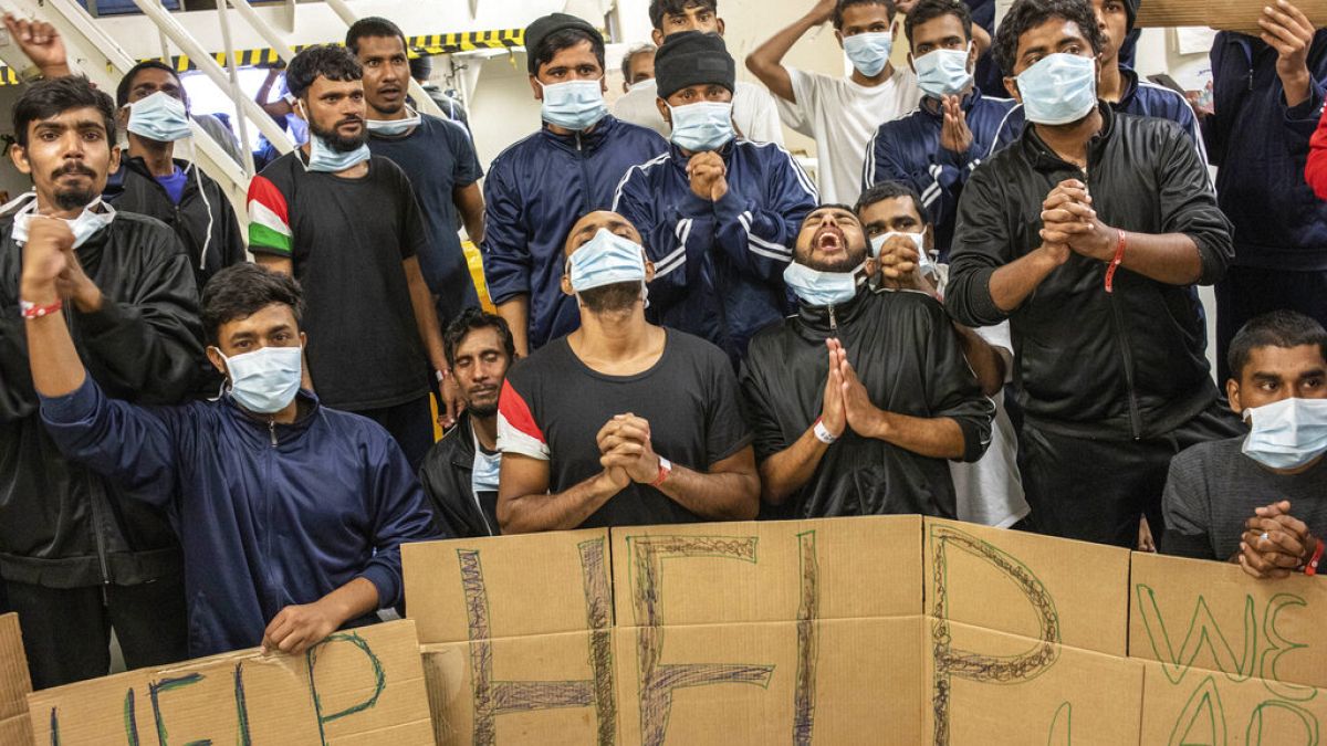 Los migrantes a bordo del Geo Barents protestan porque no les dejan desembarcar en Catania, Italia 8/11/2022