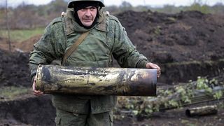 Orosz katona tüzérségi lövedékkel Ukrajnában
