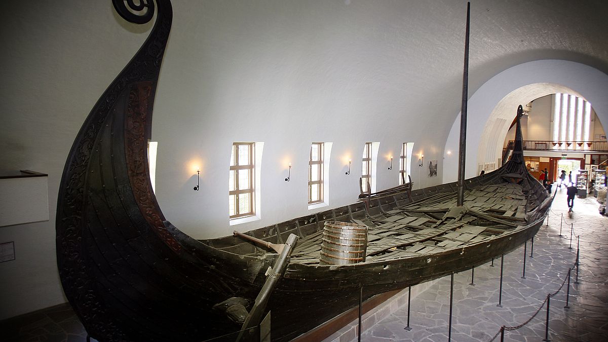 Das Oseberg-Schiff, eine WIlingergrab mit Beigaben, dazu gehören vier reich verzierte Schlitten,