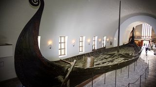 Das Oseberg-Schiff, eine WIlingergrab mit Beigaben, dazu gehören vier reich verzierte Schlitten,