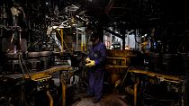 Un ouvrier inspecte un bol dans l'usine du verrier français Duralex à La Chapelle Saint-Mesmin en France, le 7 septembre 2022.