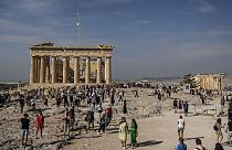 Turistas na Acrópole, em Atenas (Grécia)