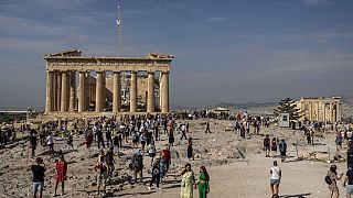 Turistas na Acrópole, em Atenas (Grécia)