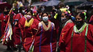 Mujeres indígenas triquis que viven en la Ciudad de México, bailan durante una marcha en reconocimiento del Día Internacional de los Pueblos Indígenas del Mundo, 9/8/2021
