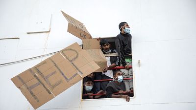 مهاجرون عالقون داخل سفينة إنقاذ يطلبون المساعدة 