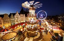 Le marché de Noël illuminé à Rostock, en Allemagne, le lundi 22 novembre 2021.