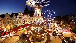 Le marché de Noël illuminé à Rostock, en Allemagne, le lundi 22 novembre 2021.