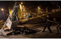 إسقاط تمثال لكاهن بولندي يشتبه في ارتكابه إساءة معاملة أطفال