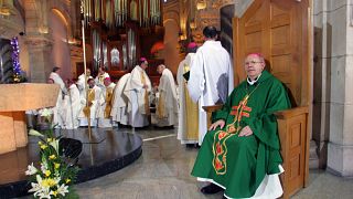 رئيس أساقفة بوردو ورئيس مجلس أساقفة فرنسا جان بيير ريكار في كنيسة رعية لورد. 2005/11/06
