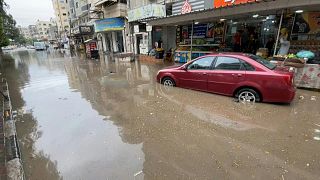شهدت غزة هطول أمطار غزيرة تسبب بسيول وفيضانات اجتاحت بعض شوارع المدينة