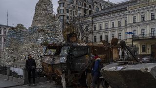 Harcképtelenné tett orosz páncélozott harcjárművek vannak kiállítva Kijevben