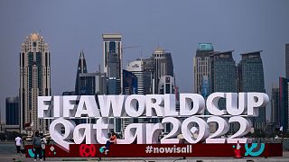 Logo de la Coupe du monde 2022 au Qatar dans les rues  de Doha, le 5 novembre 2022