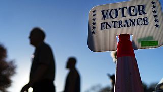 Ein Mann passiert ein Wahllokal in Warwick, R.I., kurz vor den Midterm Elections in den USA