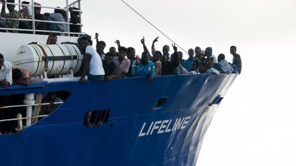 L’Italia ha accolto gli immigrati sulla nave di soccorso tedesca;  altre navi stanno aspettando