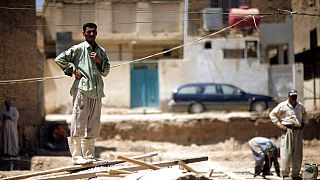 عمال بناء في موقع عمل في الخرنبات، على بعد 75 كيلومترا شمال بغداد في محافظة ديالى العراقية المضطربة، يوم الجمعة 11 يوليو 2008