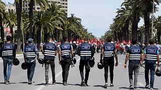 عناصر من الشرطة التونسية أمام مظاهرة في تونس العاصمة.